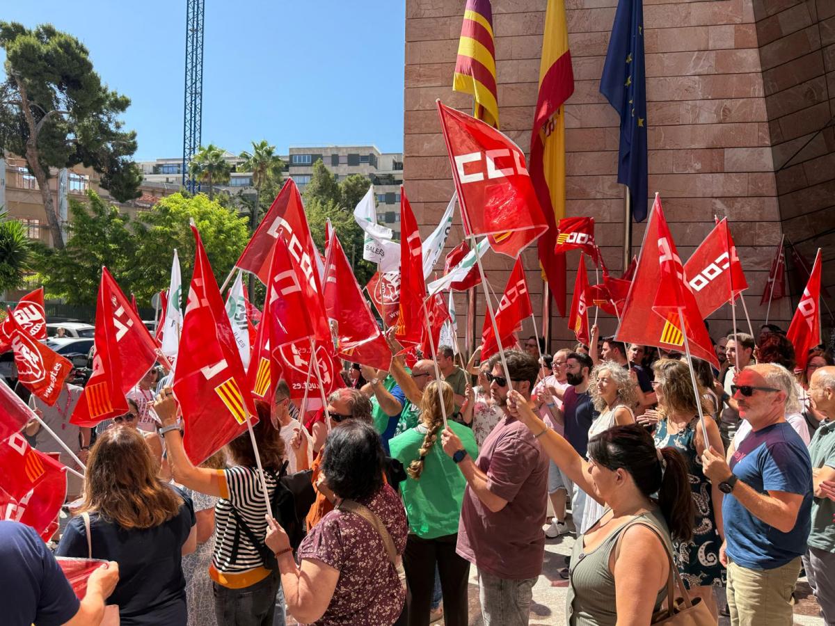 Treballadors de la Seguretat Social en la concentració davant l'INSS