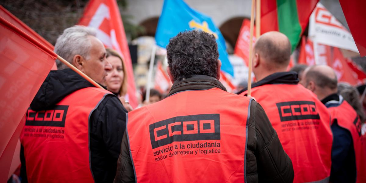 Conductores y conductoras profesionales se concentran frente al Ministerio de Transportes para exigir que se acelere su jubilación anticipada